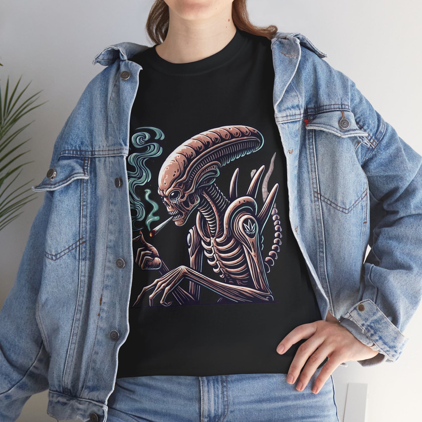 Alien Smoking Graphic Tee — Retro Sci‑Fi Xenomorph Illustration