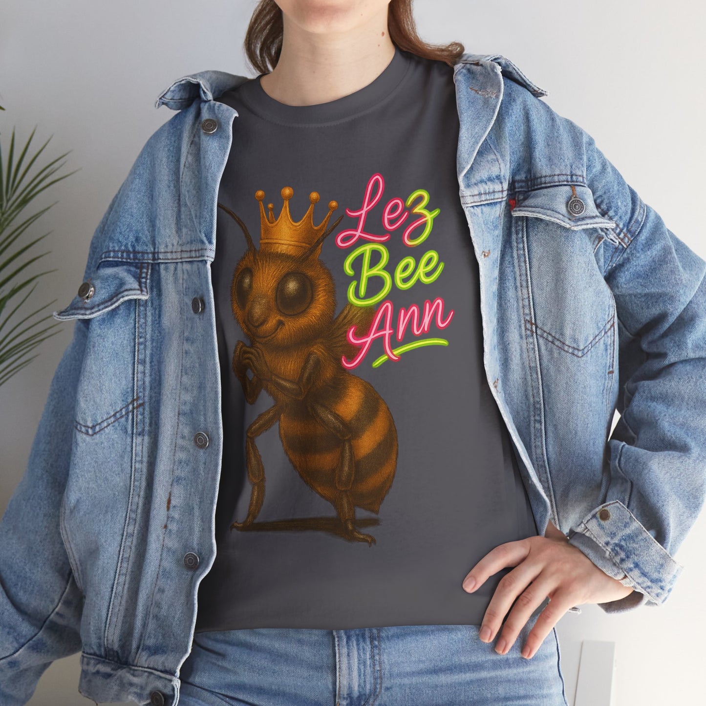 Lez Bee Ann – Funny Queen Bee LGBTQ+ T-Shirt