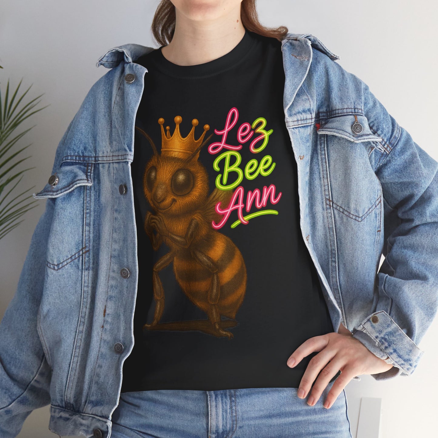 Lez Bee Ann – Funny Queen Bee LGBTQ+ T-Shirt