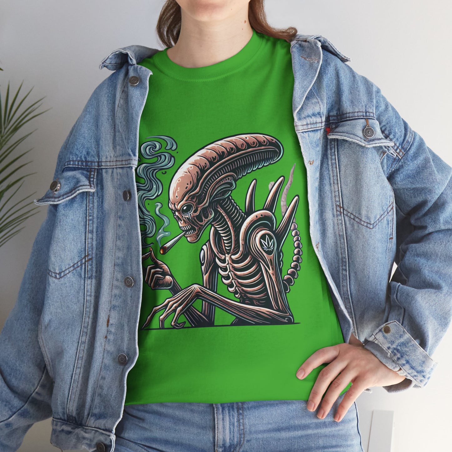 Alien Smoking Graphic Tee — Retro Sci‑Fi Xenomorph Illustration