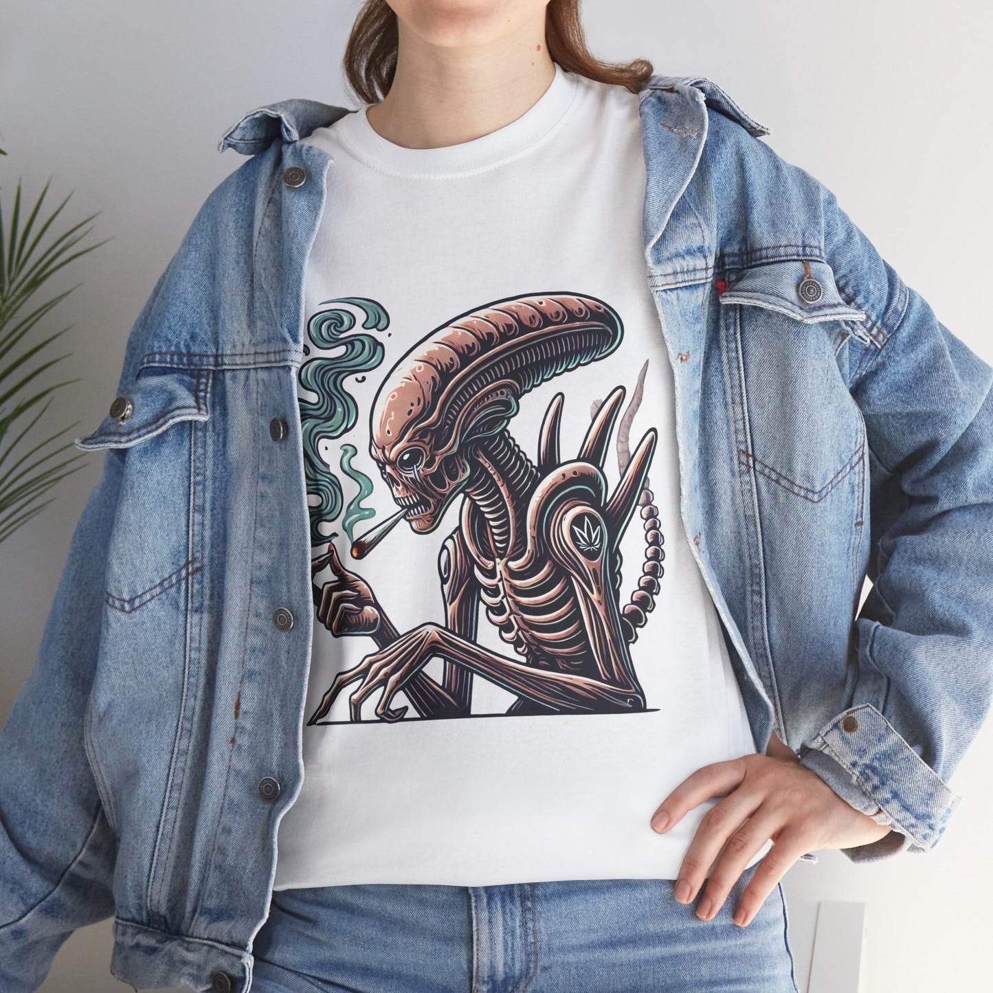 Alien Smoking Graphic Tee — Retro Sci‑Fi Xenomorph Illustration
